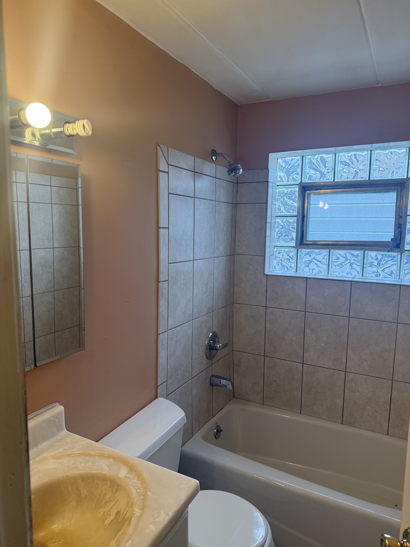 5241 N East River Road Unit: 1C