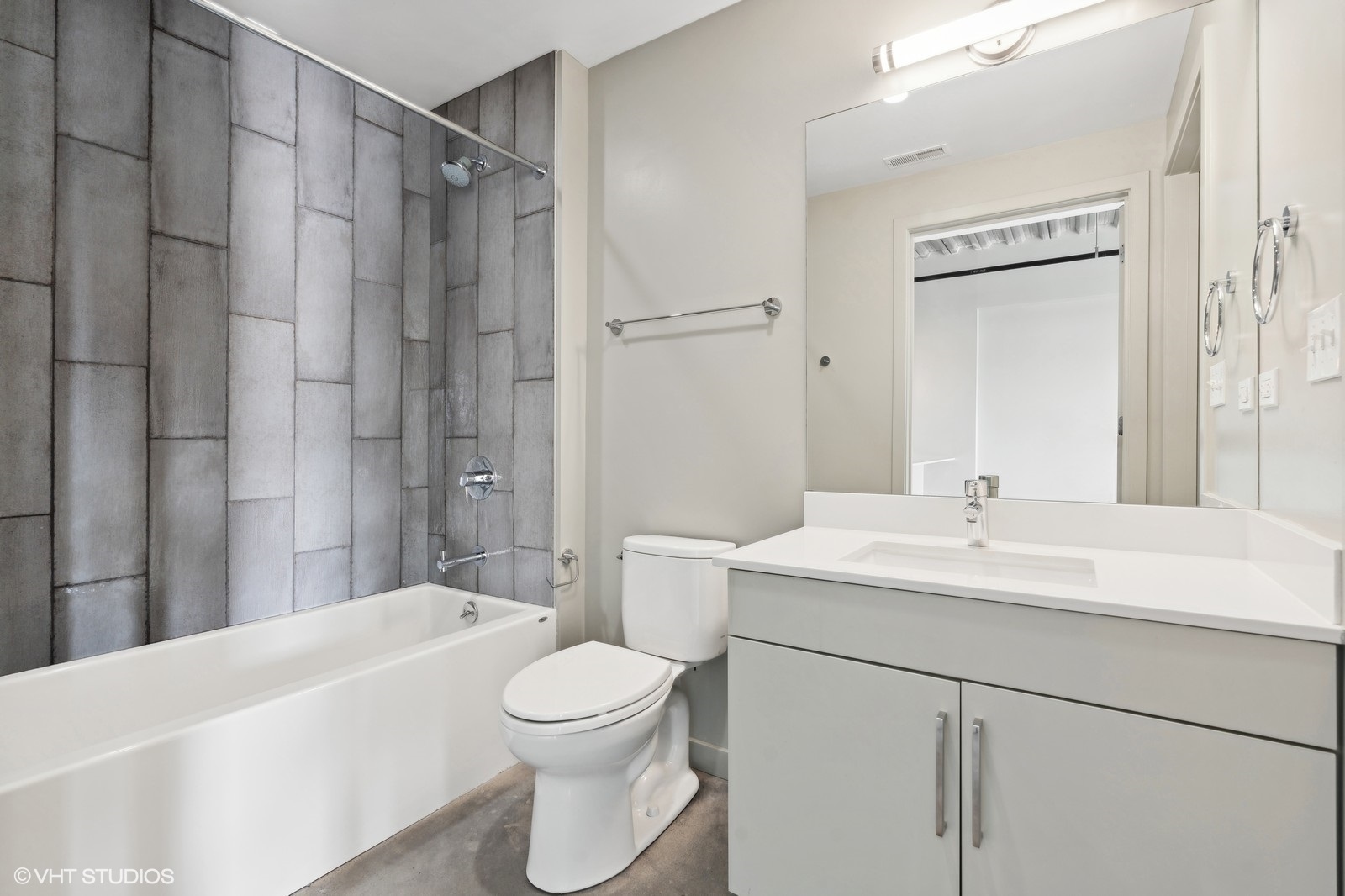 1241 N MILWAUKEE Avenue Unit: 305