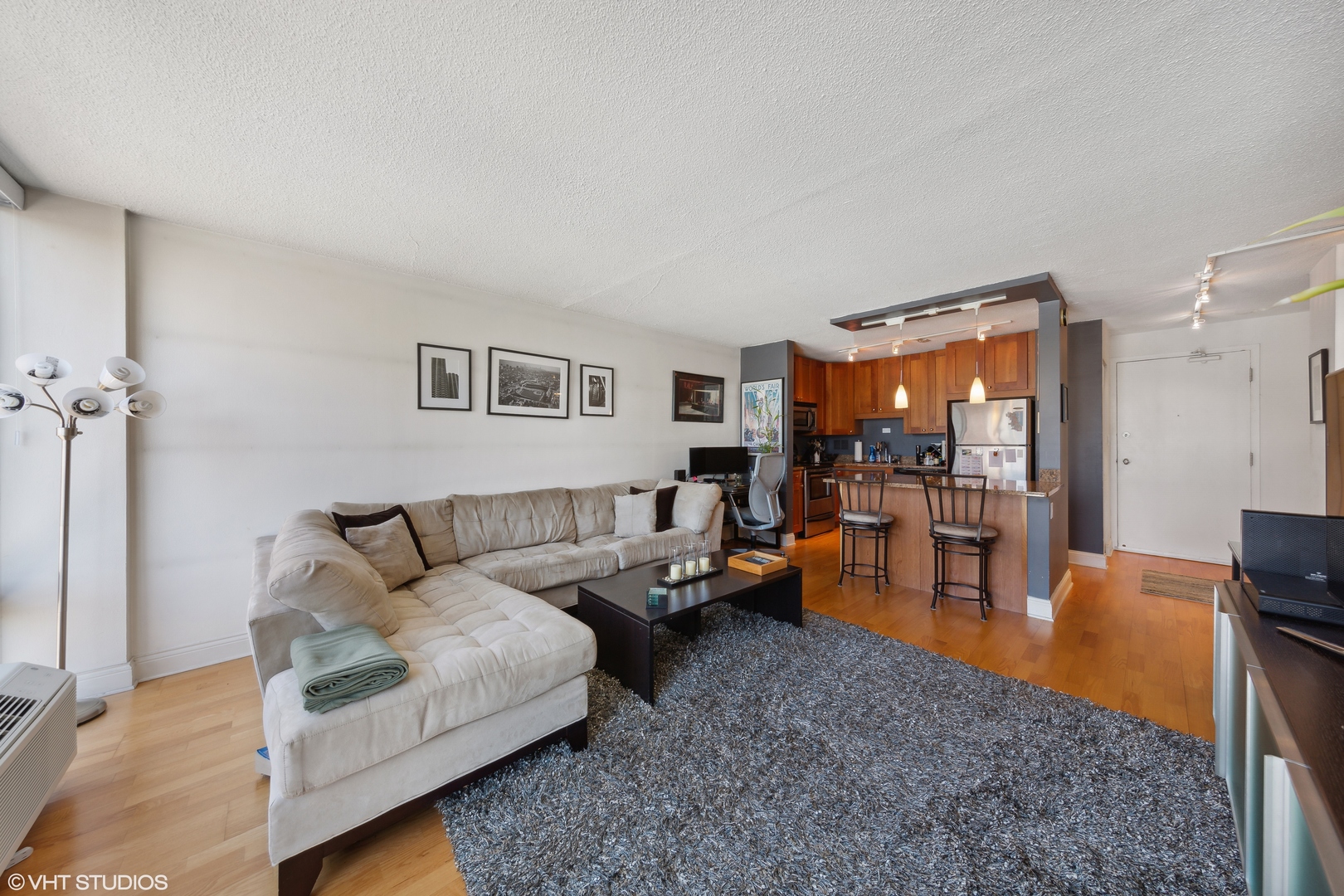 450 W Briar Place W Unit: 8M