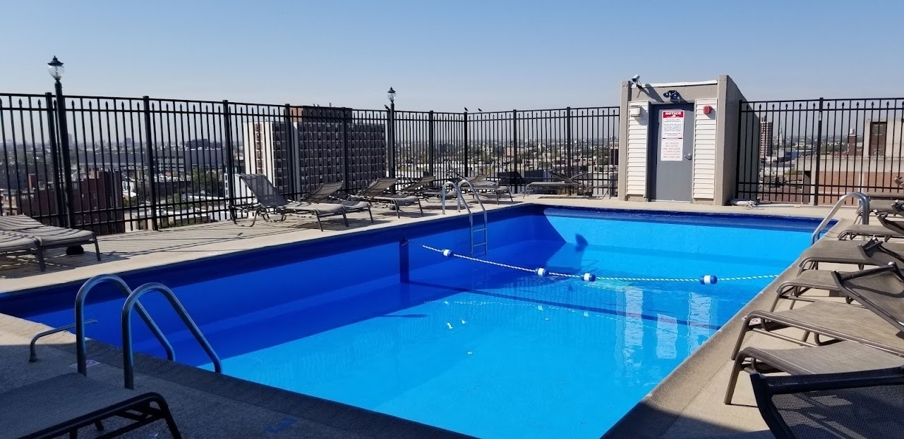 450 W Briar Place W Unit: 8M