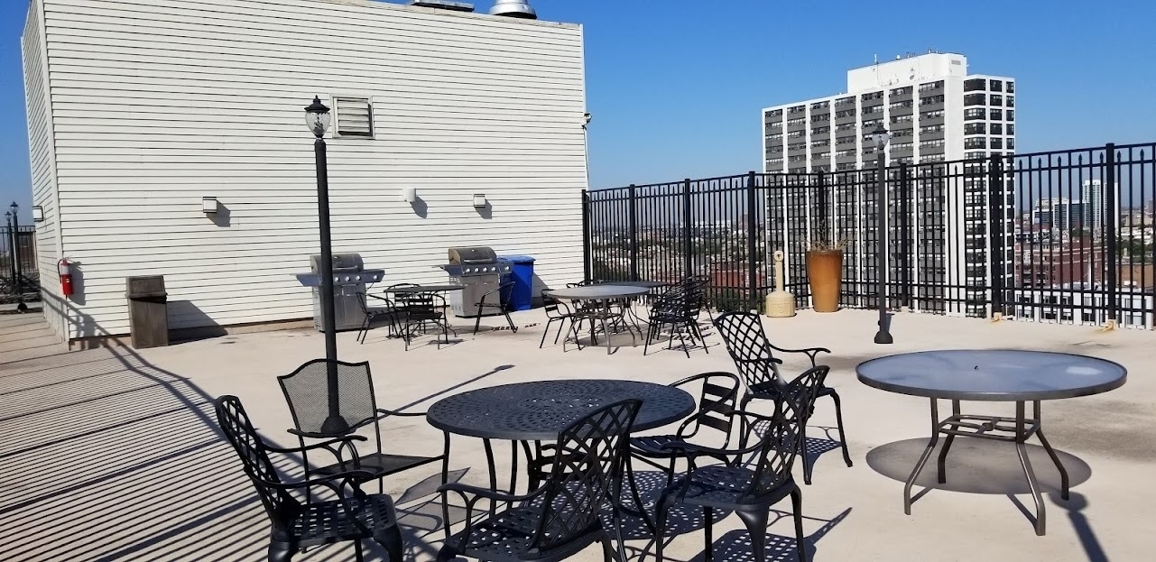 450 W Briar Place W Unit: 8M