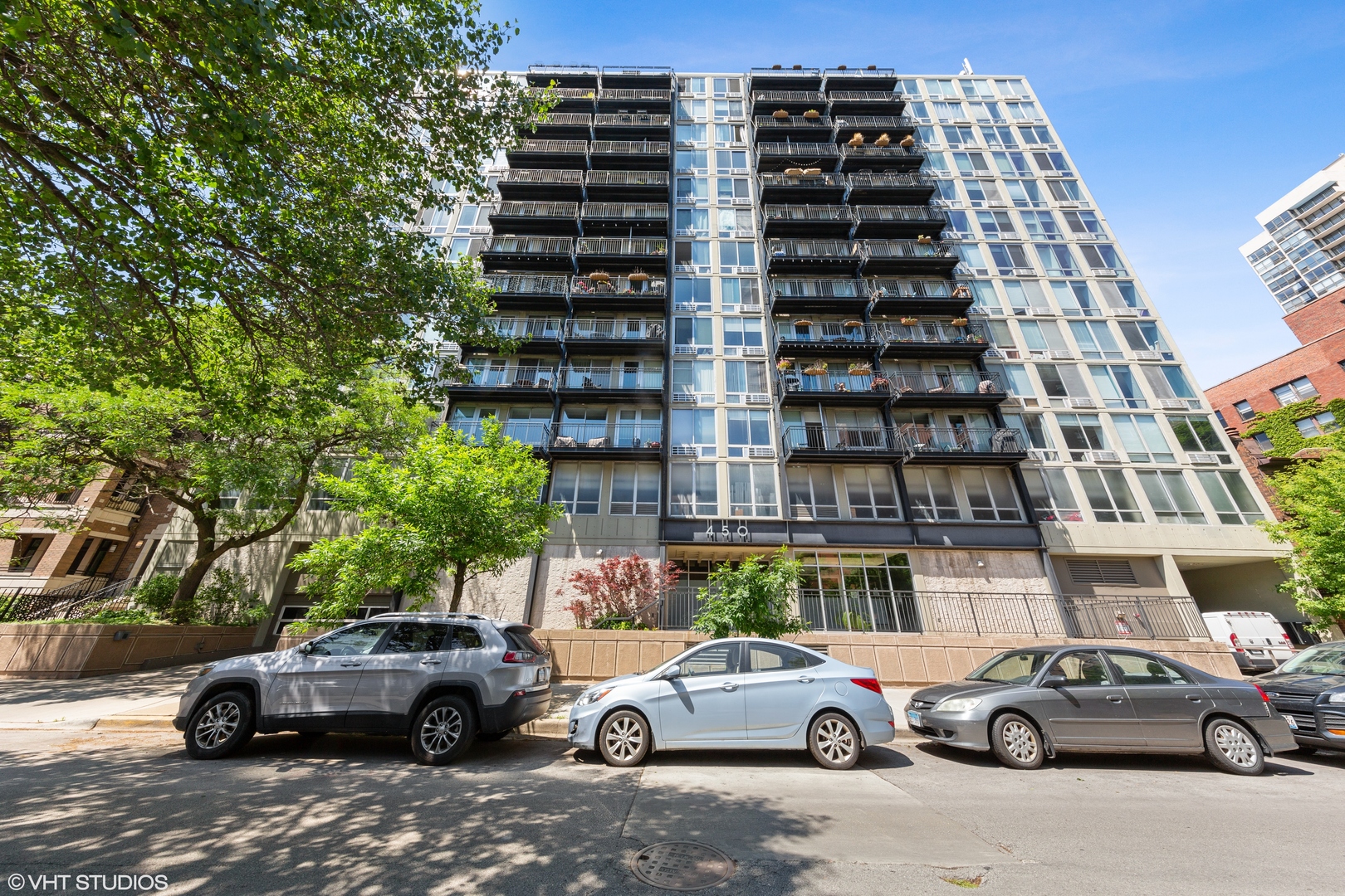 450 W Briar Place W Unit: 8M