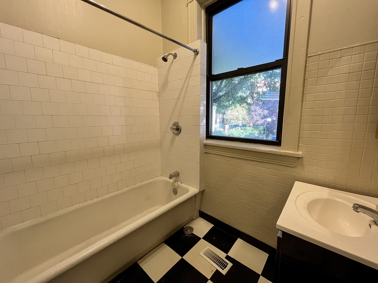 3765 N Kenmore Avenue Unit: 1W