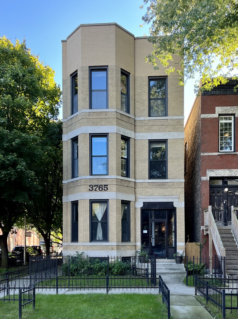 3765 N Kenmore Avenue Unit: 1W