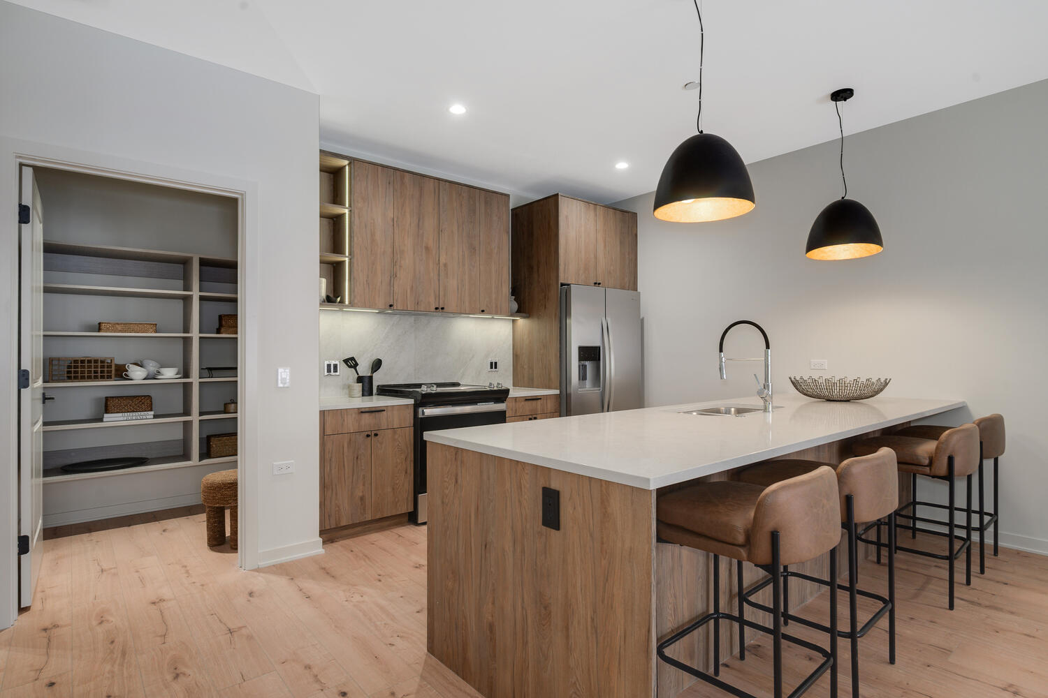 1235 N ASHLAND Avenue Unit: 503