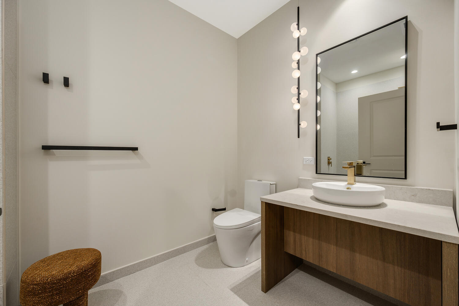 1235 N ASHLAND Avenue Unit: 503