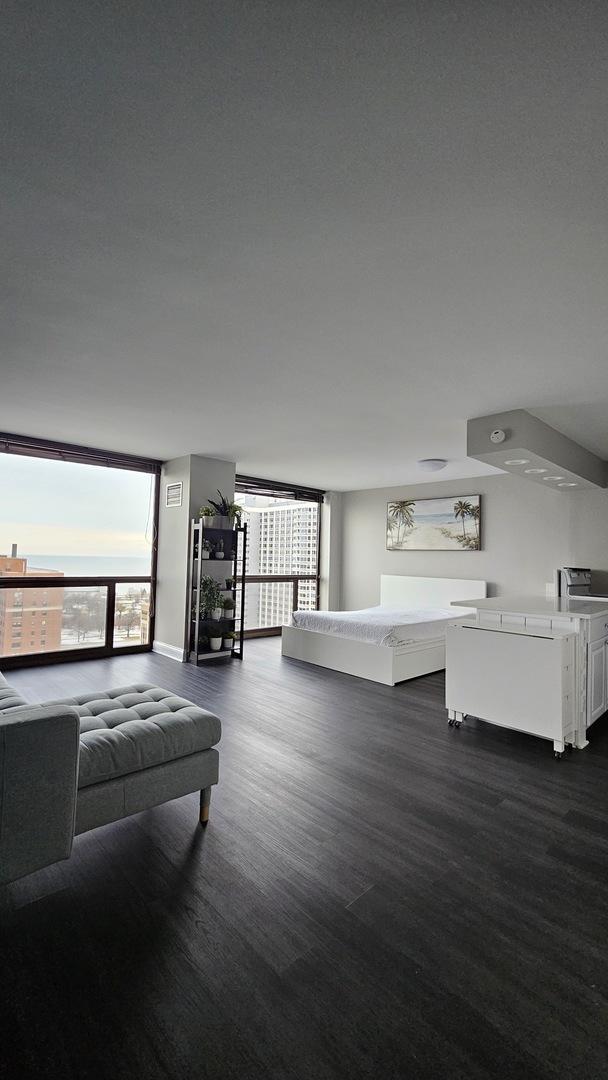 4343 N Clarendon Avenue Unit: 2210
