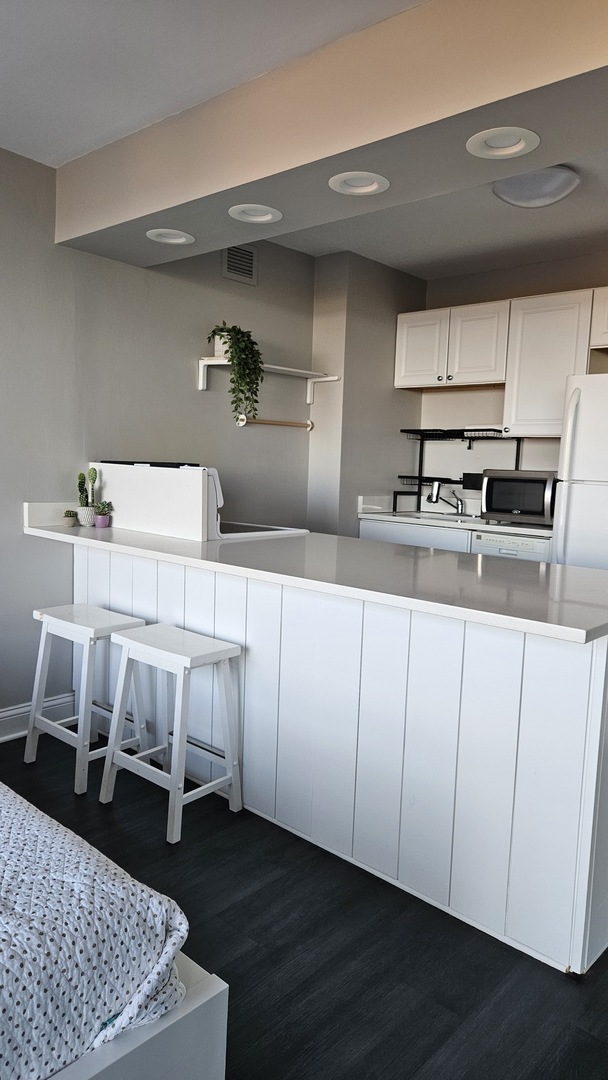4343 N Clarendon Avenue Unit: 2210
