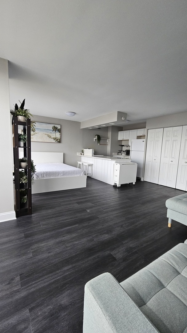 4343 N Clarendon Avenue Unit: 2210