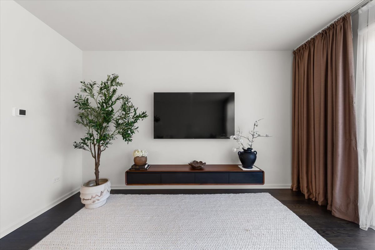 2217 Venture Drive Unit: 2217