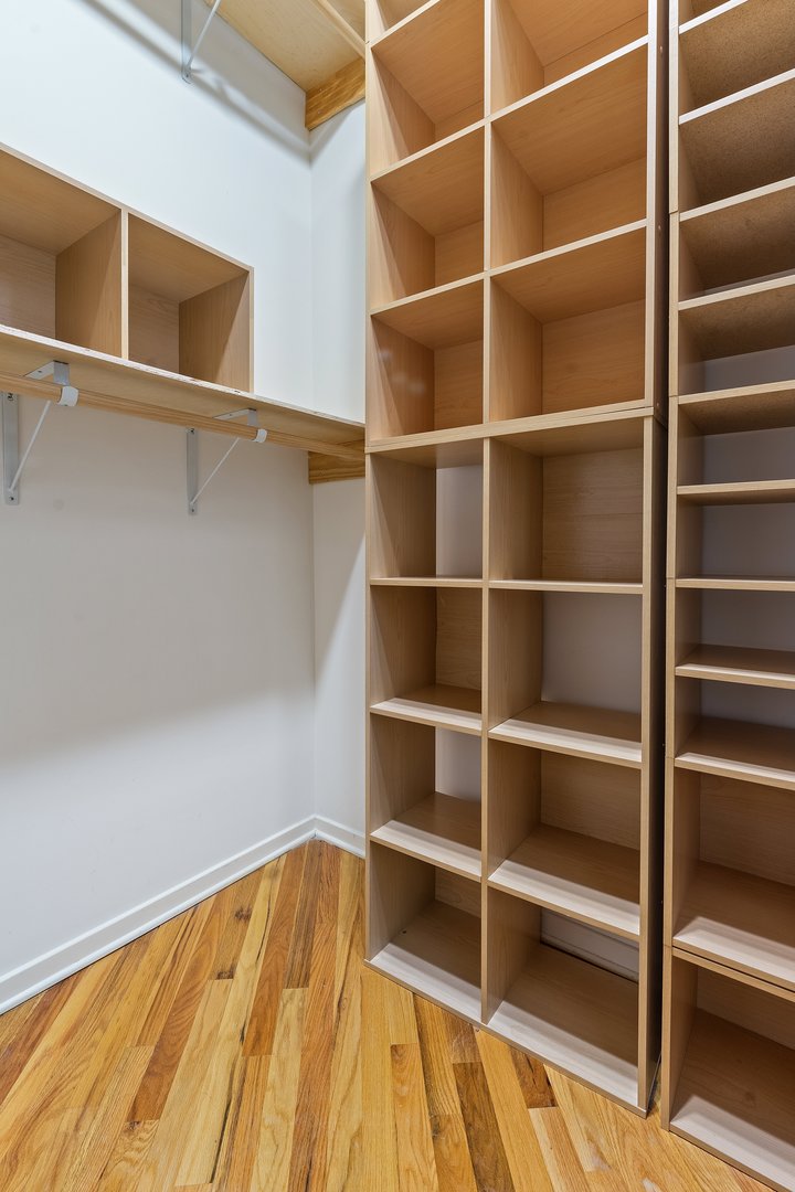1040 W Adams Street Unit: 122