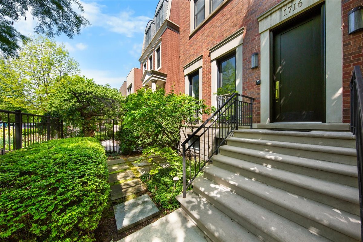 1716 W Wolfram Street