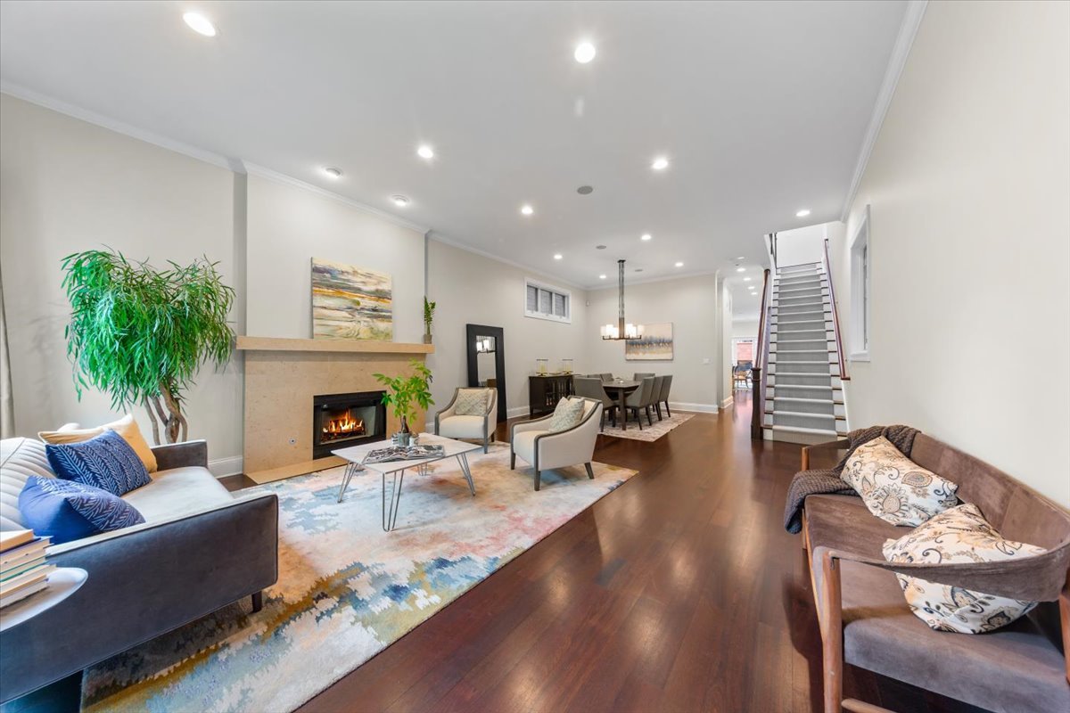 1716 W Wolfram Street