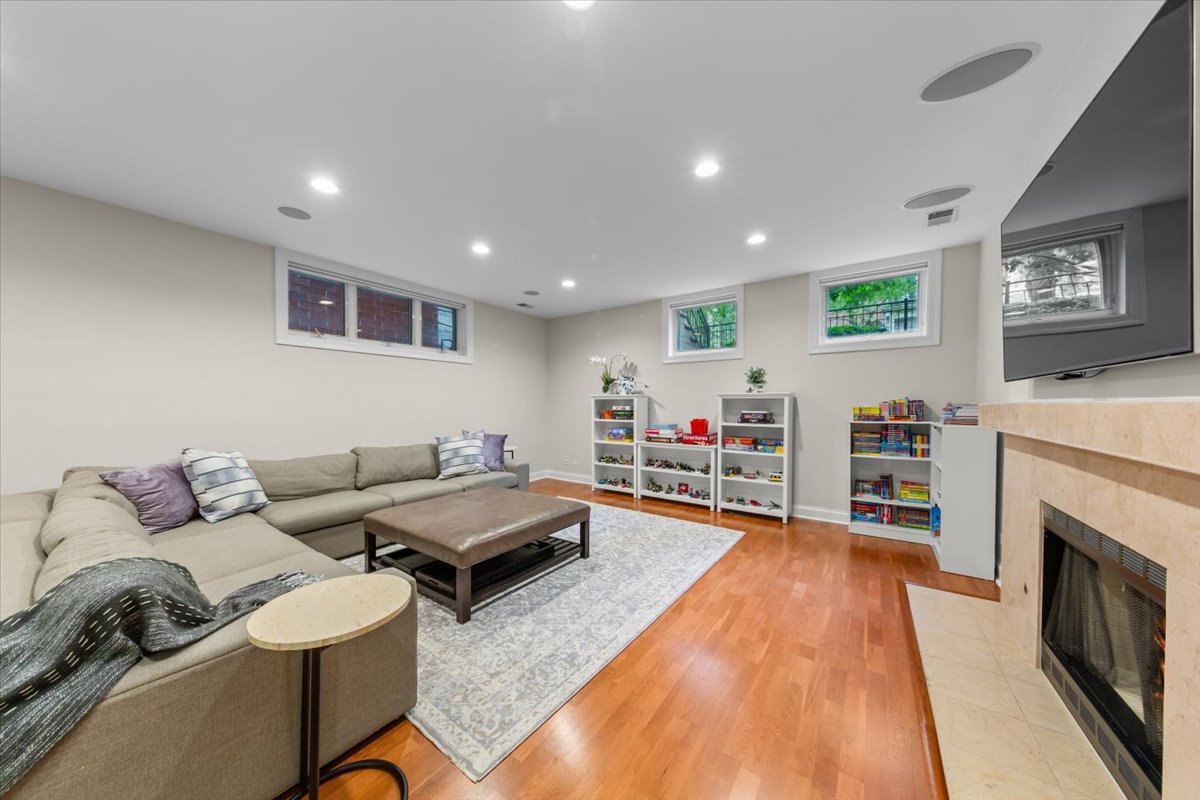 1716 W Wolfram Street