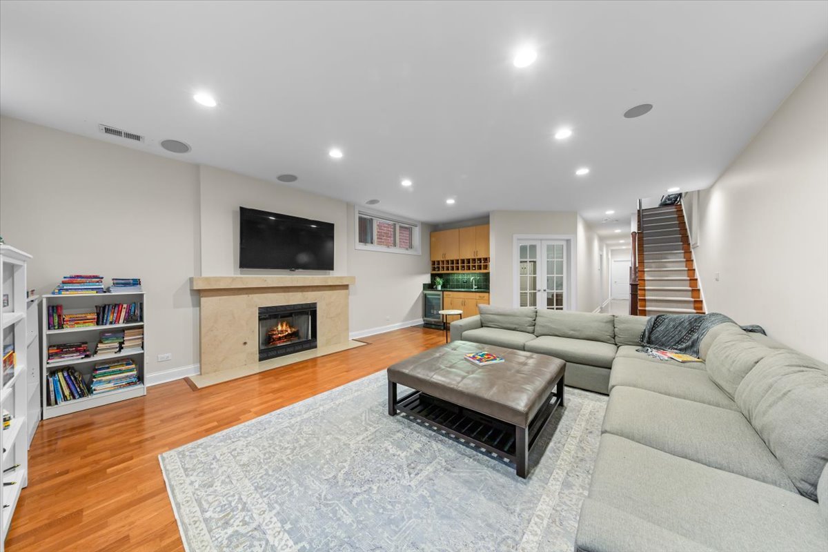 1716 W Wolfram Street