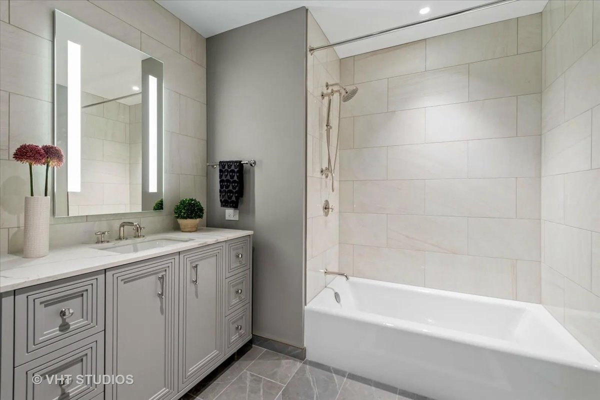 435 N Michigan Avenue Unit: 401