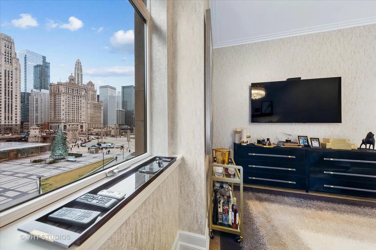 435 N Michigan Avenue Unit: 401