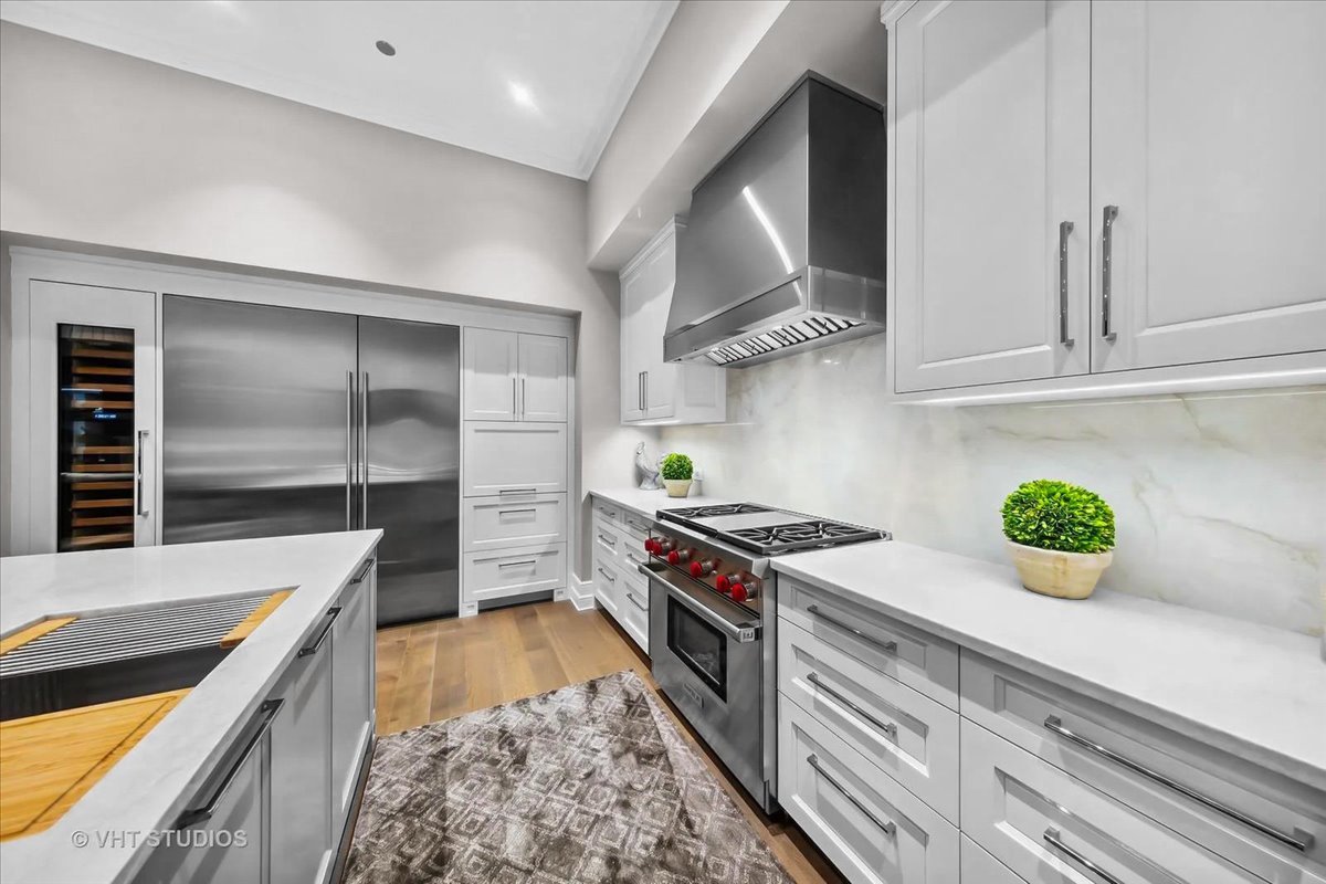 435 N Michigan Avenue Unit: 401