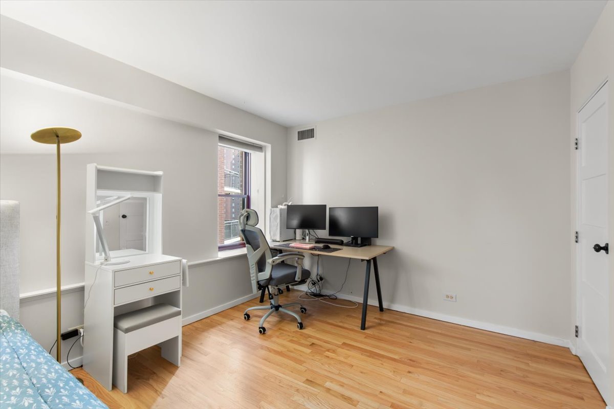 40 E 9TH Street Unit: 1205