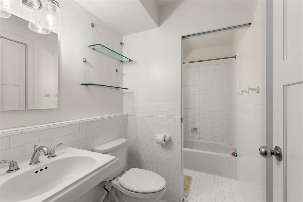 40 E 9TH Street Unit: 1205