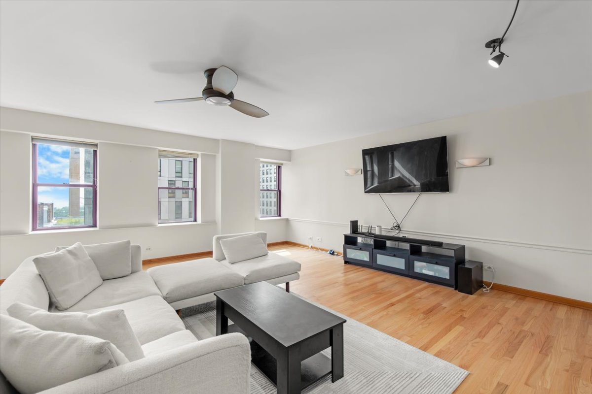 40 E 9TH Street Unit: 1205