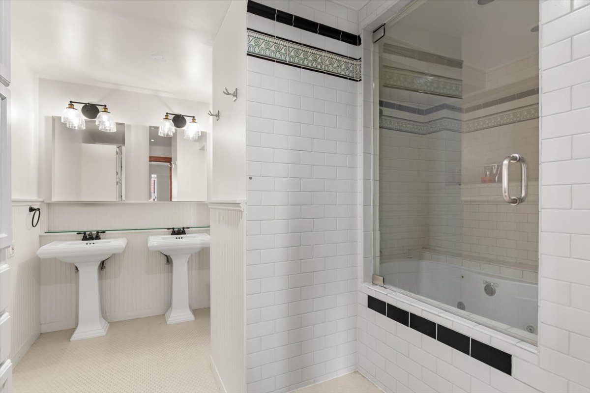 40 E 9TH Street Unit: 1205