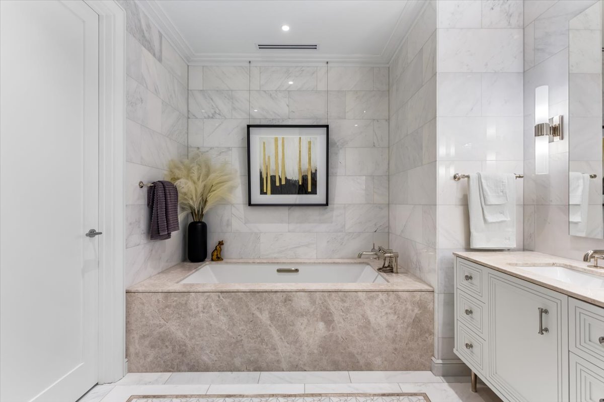 435 N Michigan Avenue Unit: 401