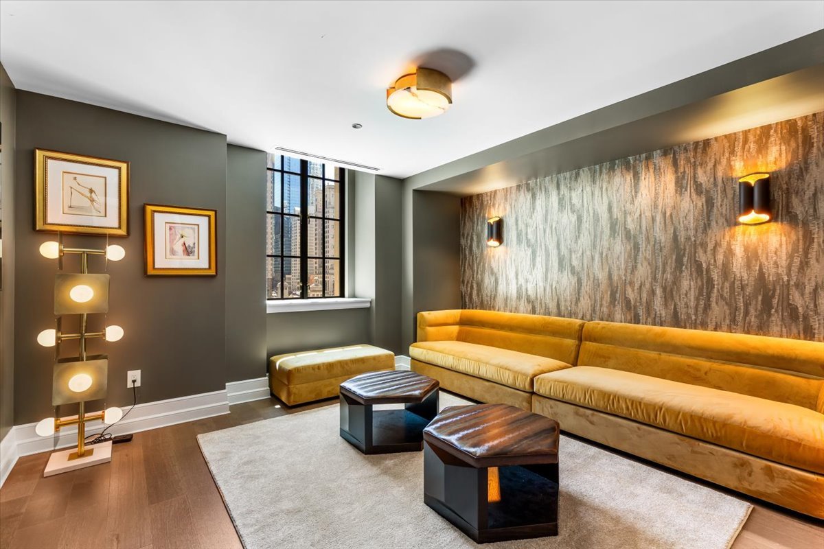 435 N Michigan Avenue Unit: 401