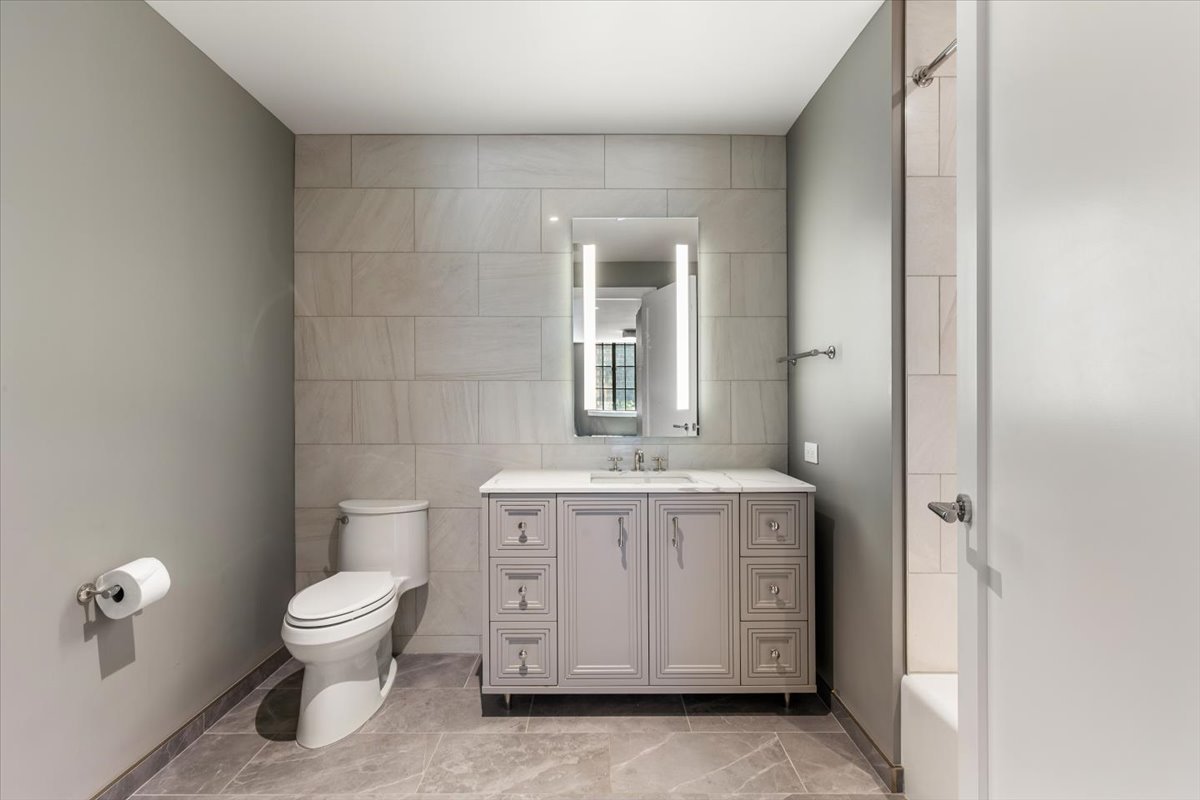 435 N Michigan Avenue Unit: 401