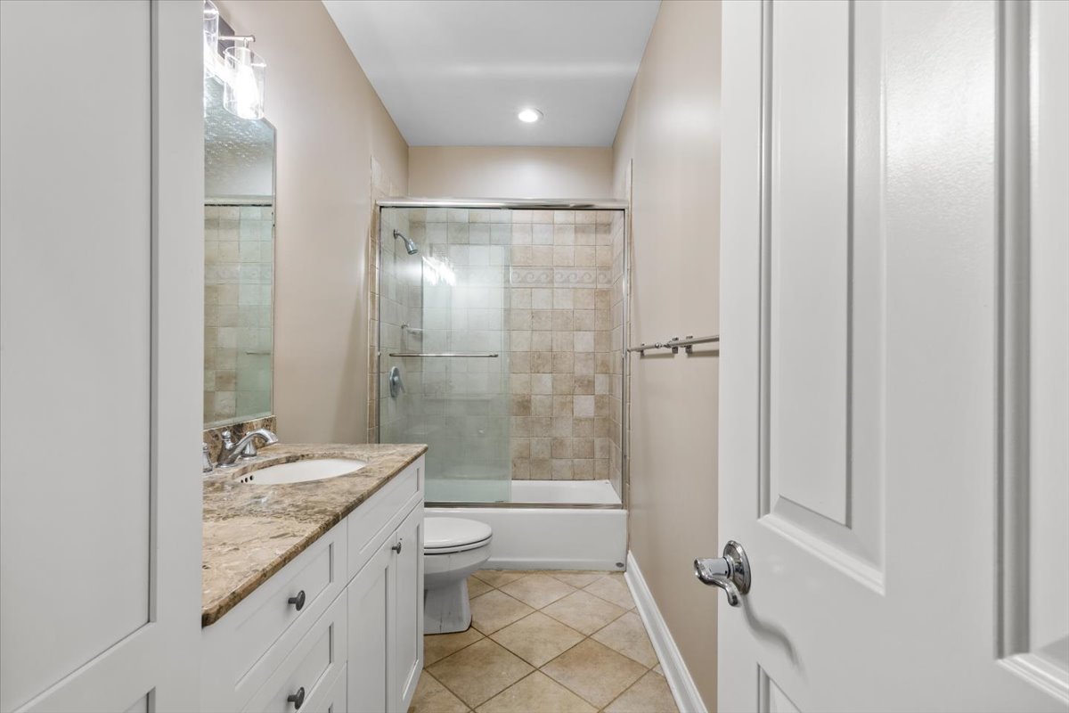 2717 N SOUTHPORT Avenue Unit: 1N