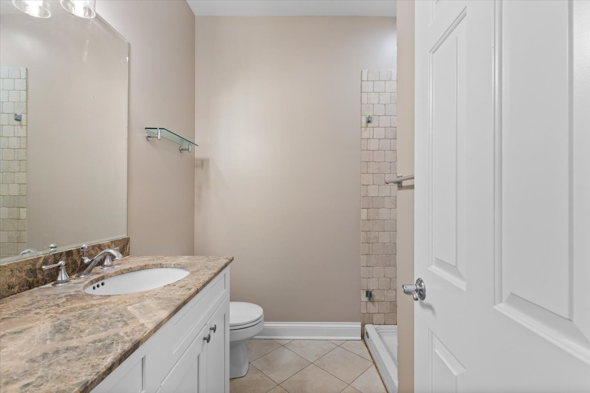 2717 N SOUTHPORT Avenue Unit: 1N
