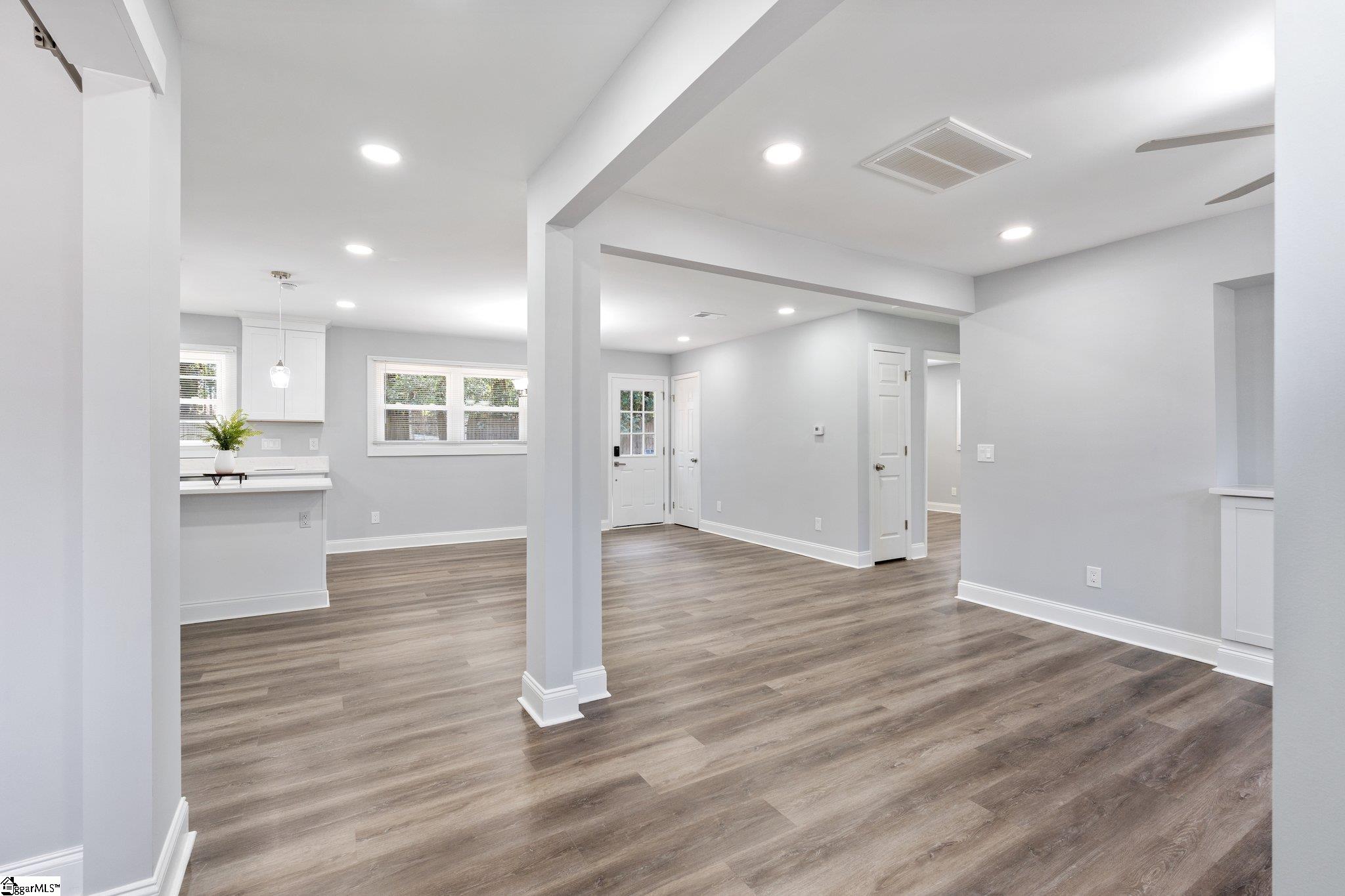 407 E Dorchester Boulevard