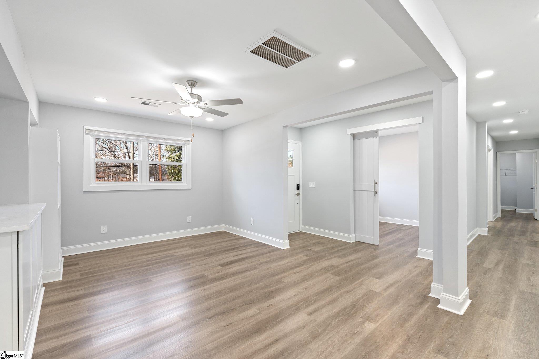 407 E Dorchester Boulevard