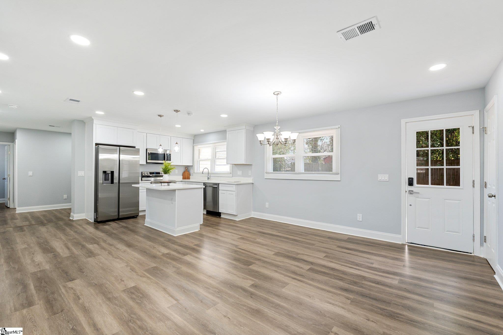 407 E Dorchester Boulevard