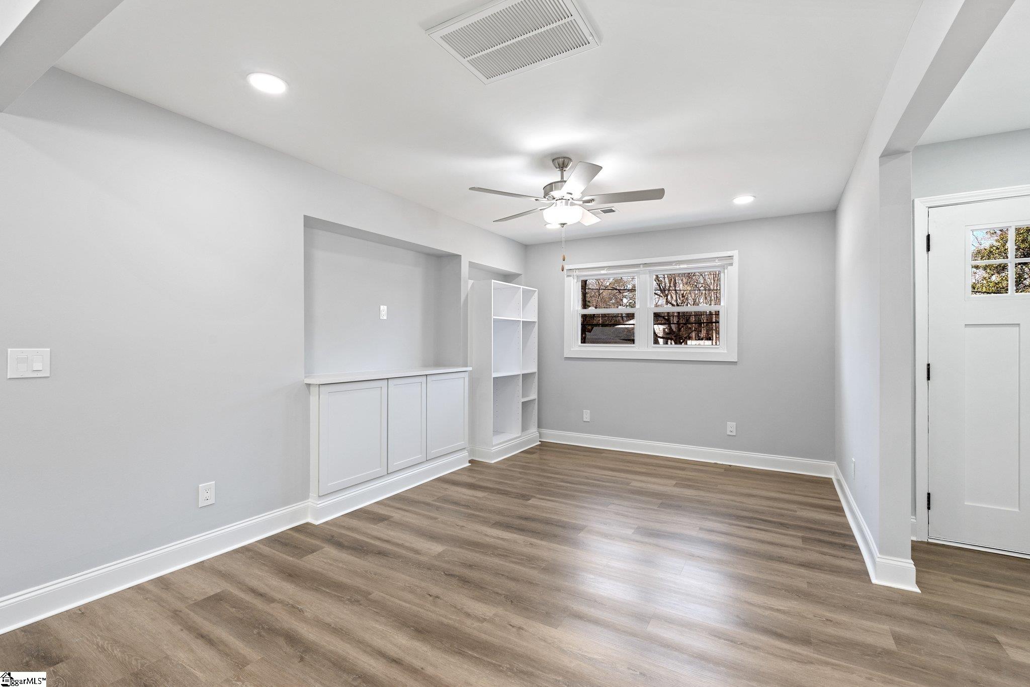 407 E Dorchester Boulevard