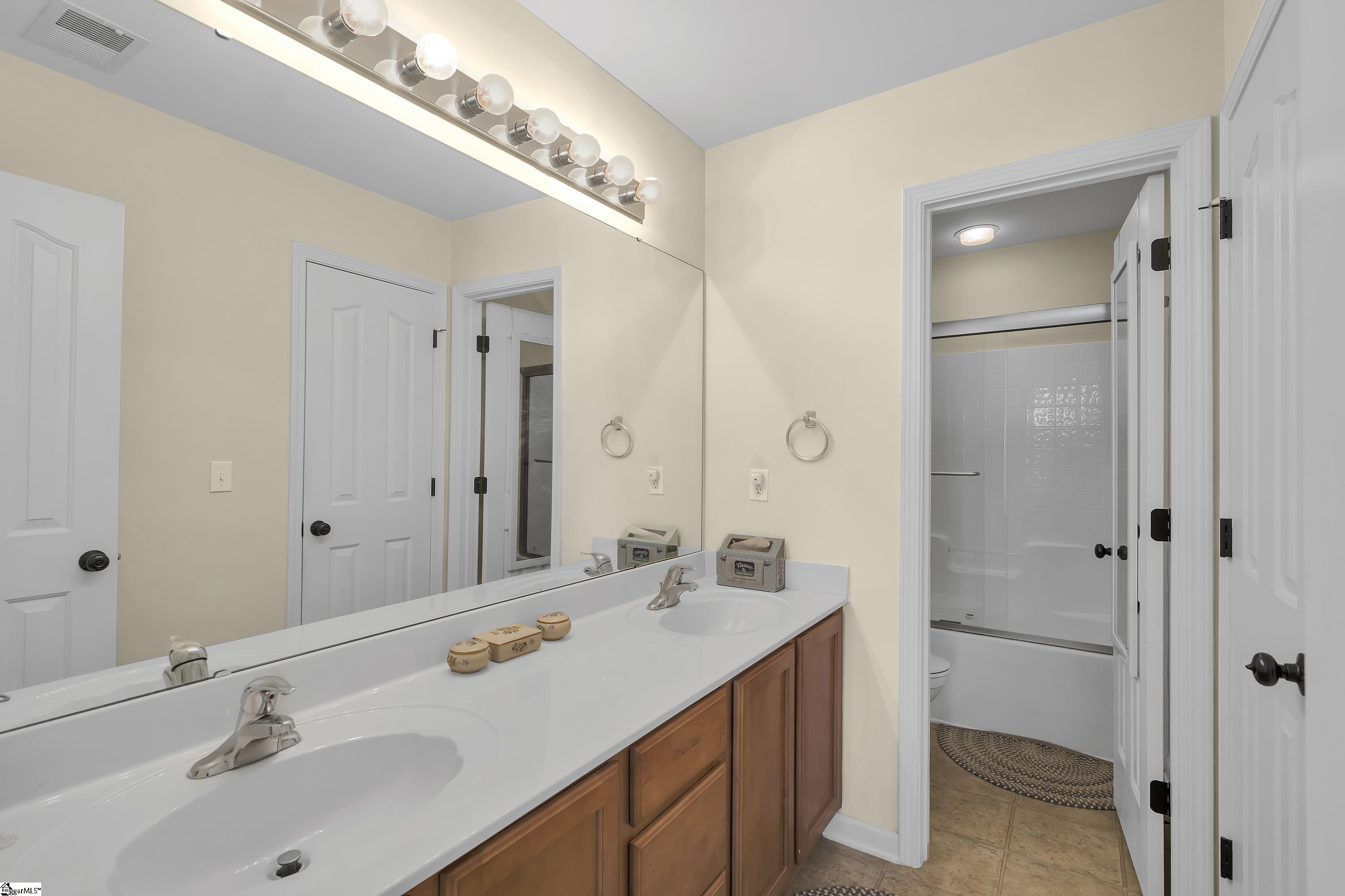 2 Franklin Meadow Way