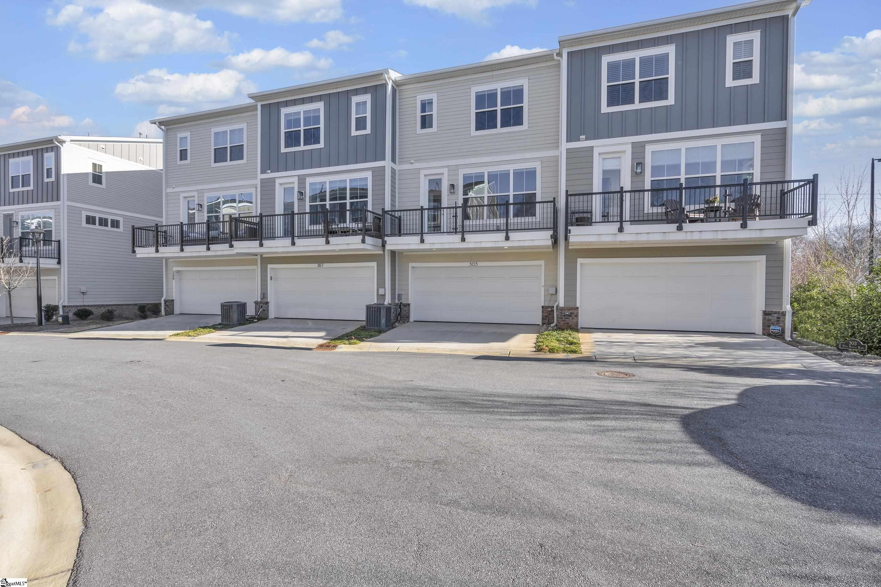 305 Pete Hollis Boulevard