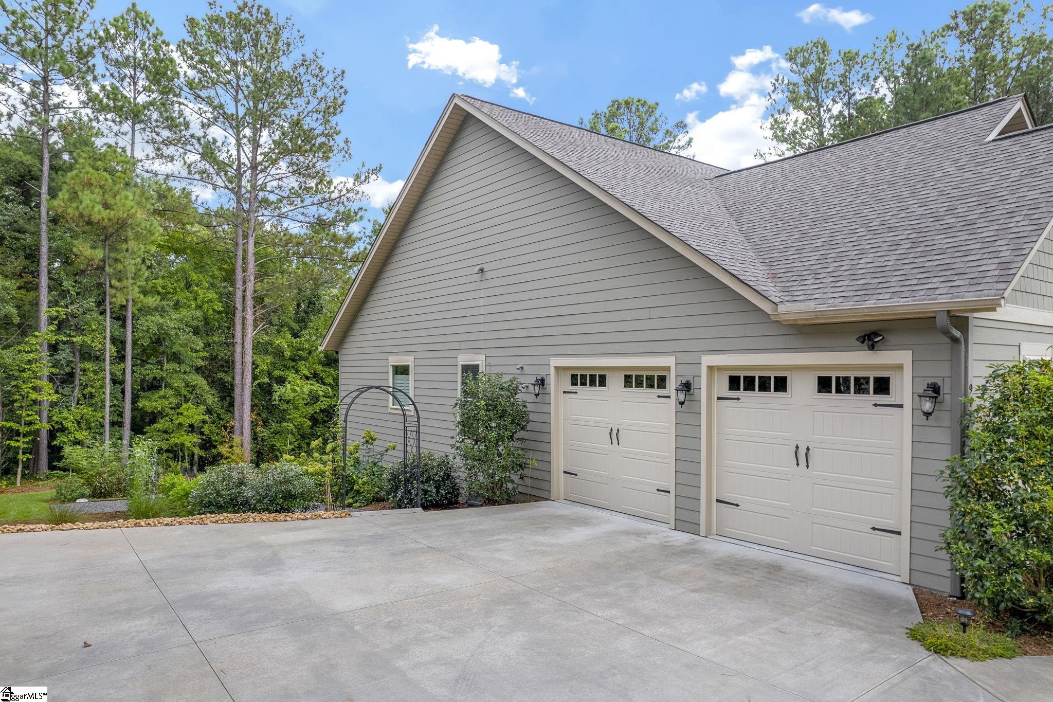 911 Lakecrest Drive