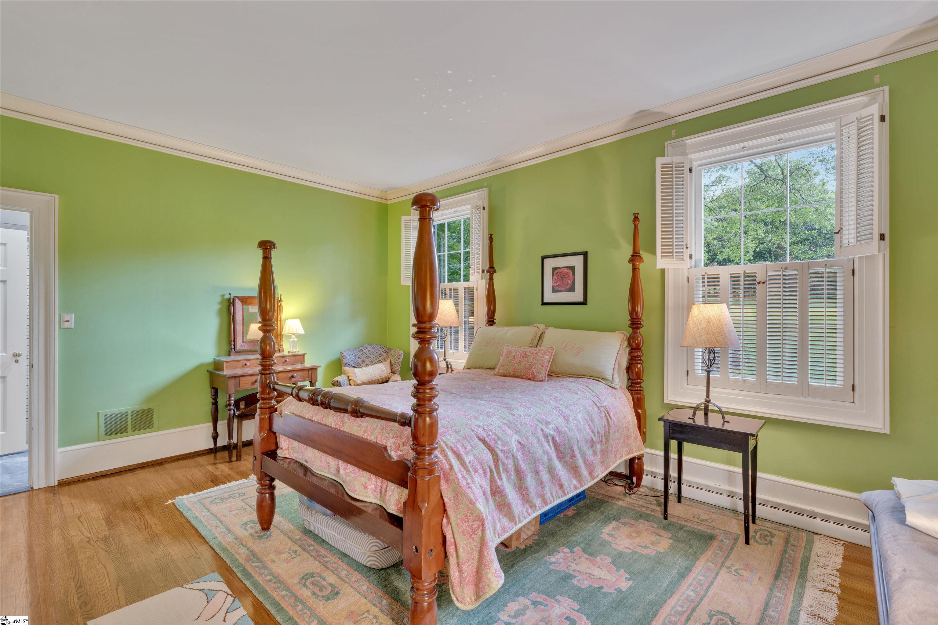 110 E Round Hill Road