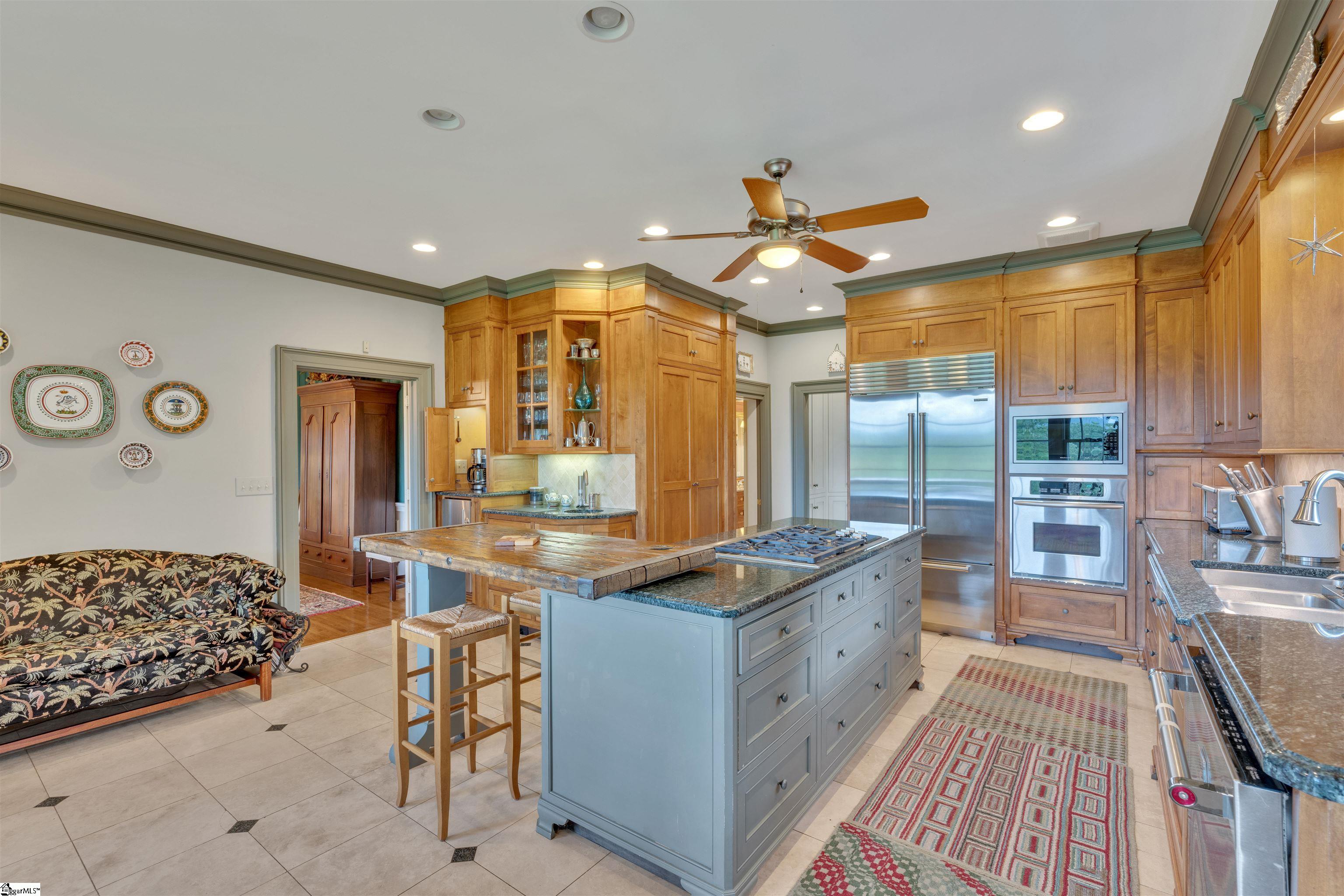 110 E Round Hill Road