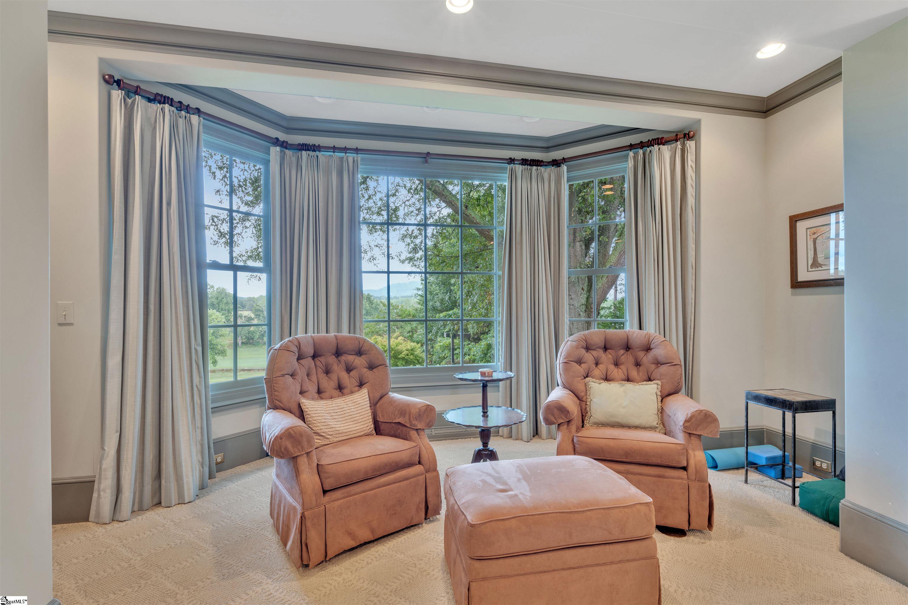 110 E Round Hill Road