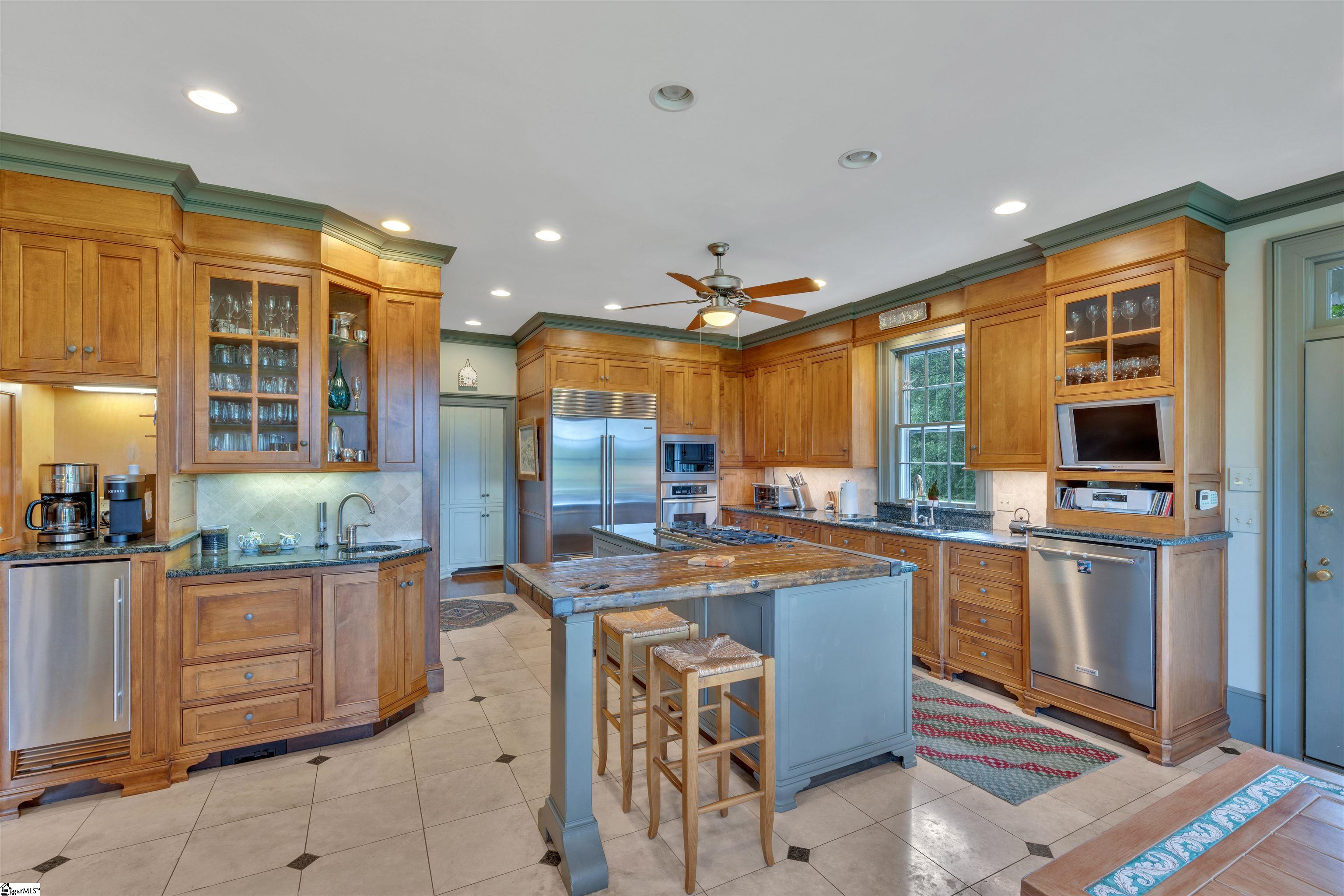 110 E Round Hill Road