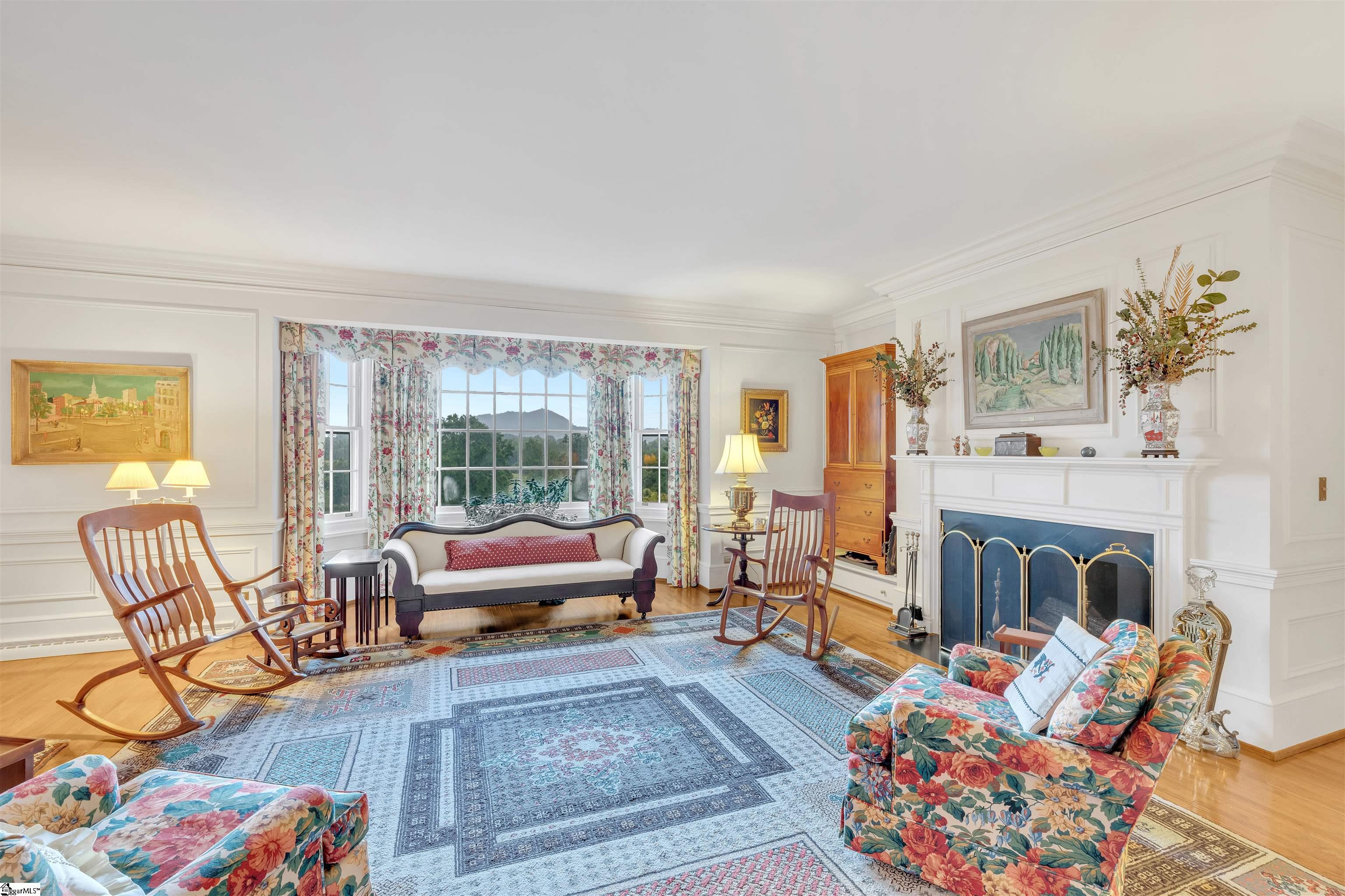 110 E Round Hill Road