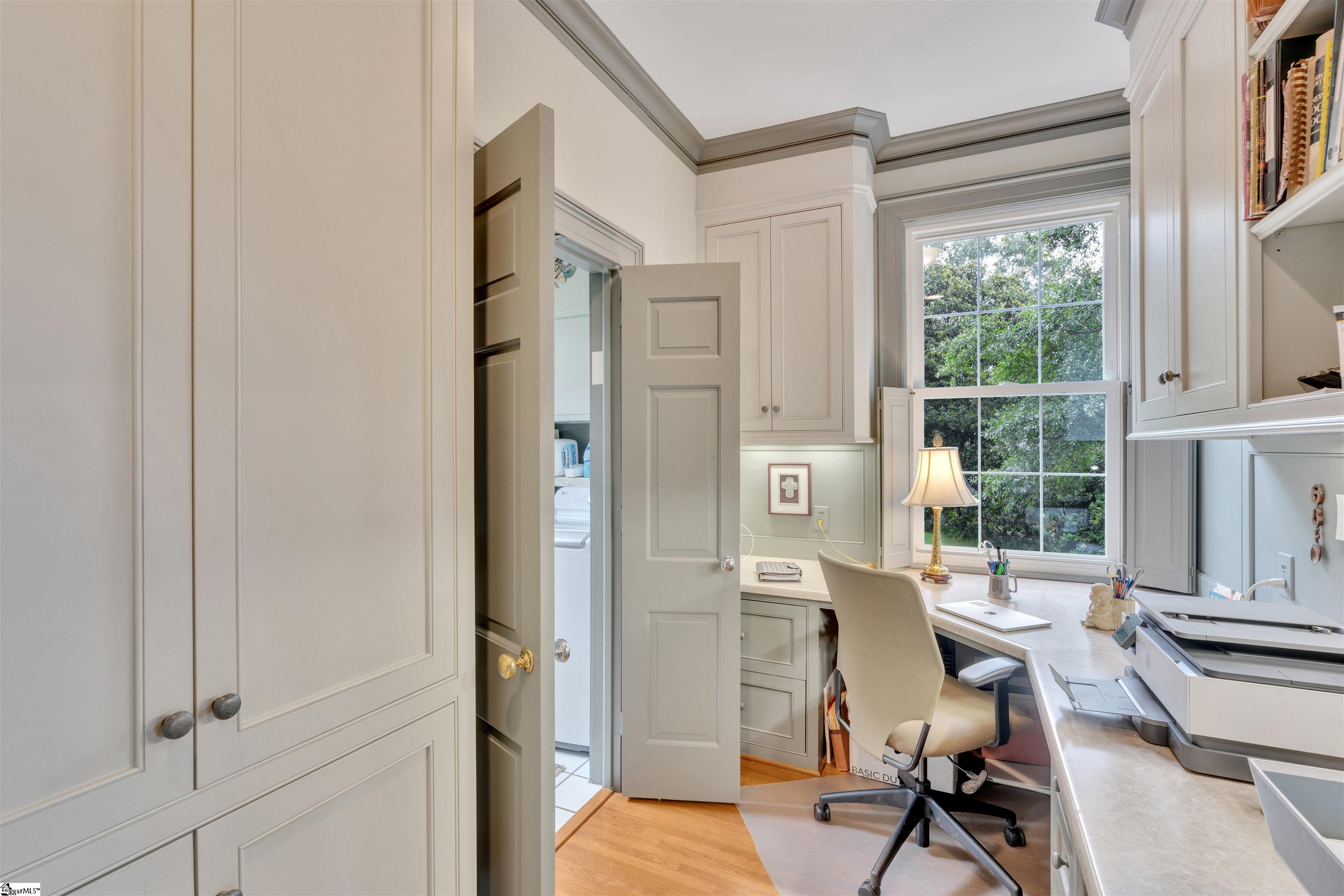 110 E Round Hill Road