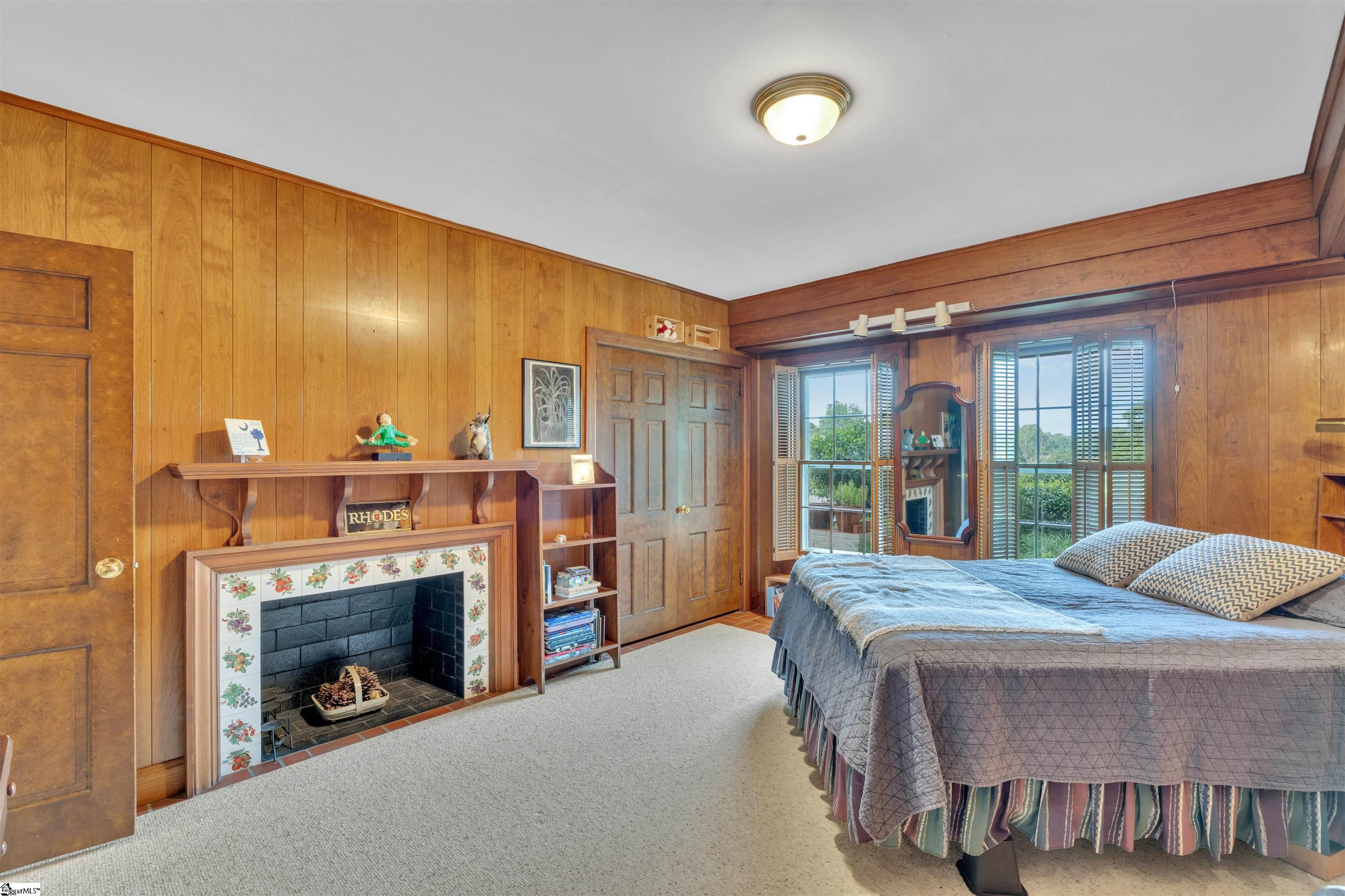 110 E Round Hill Road
