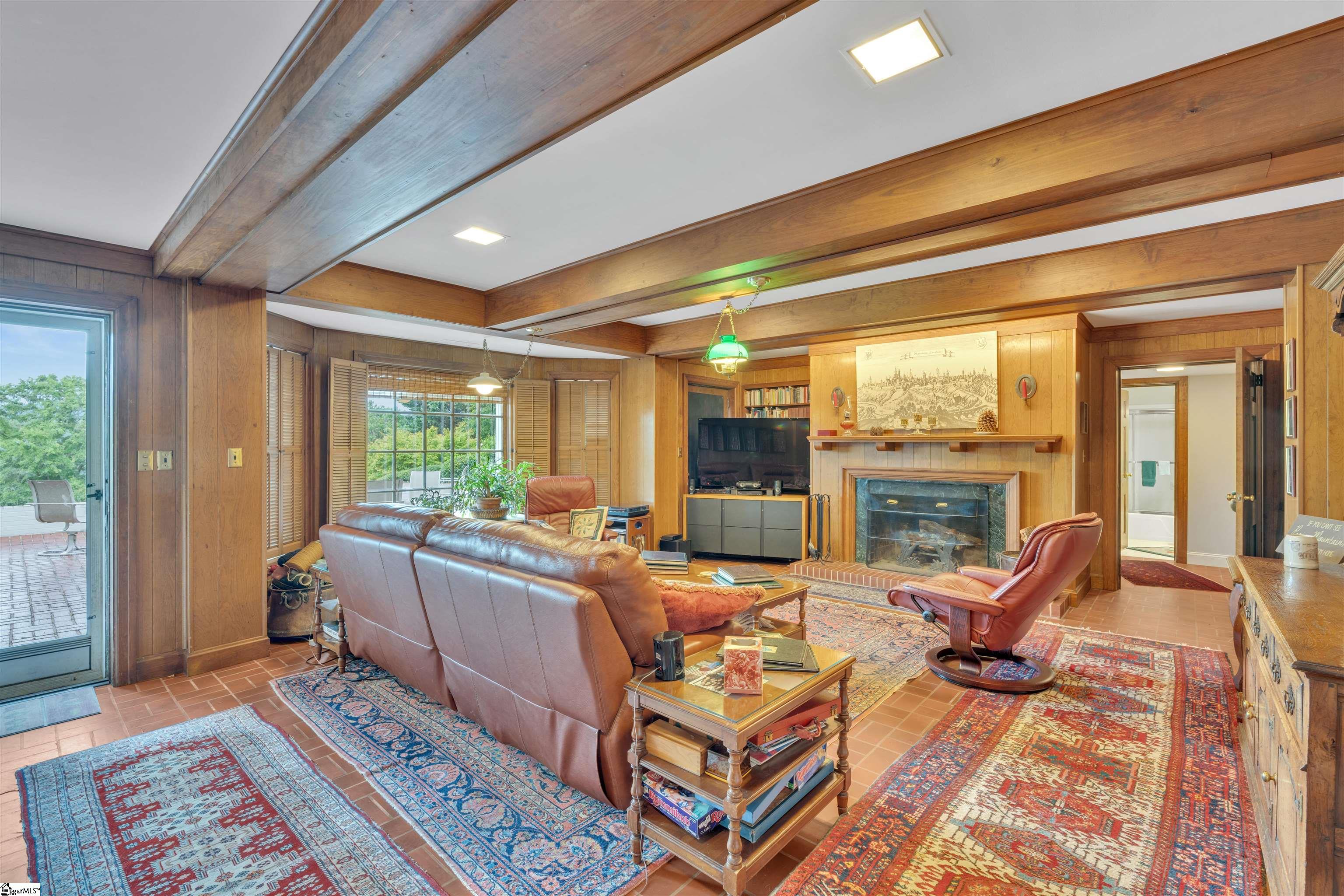 110 E Round Hill Road
