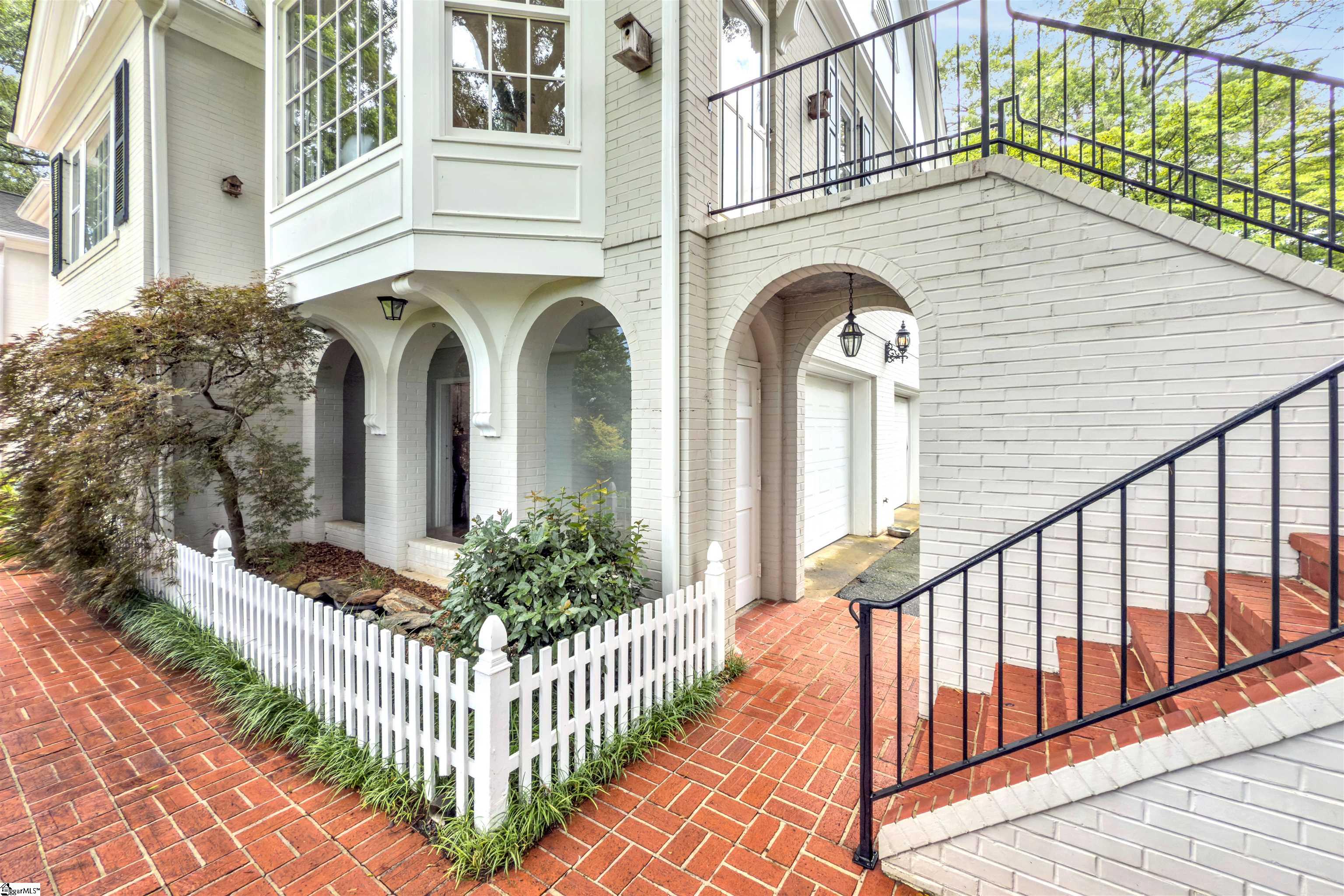 110 E Round Hill Road
