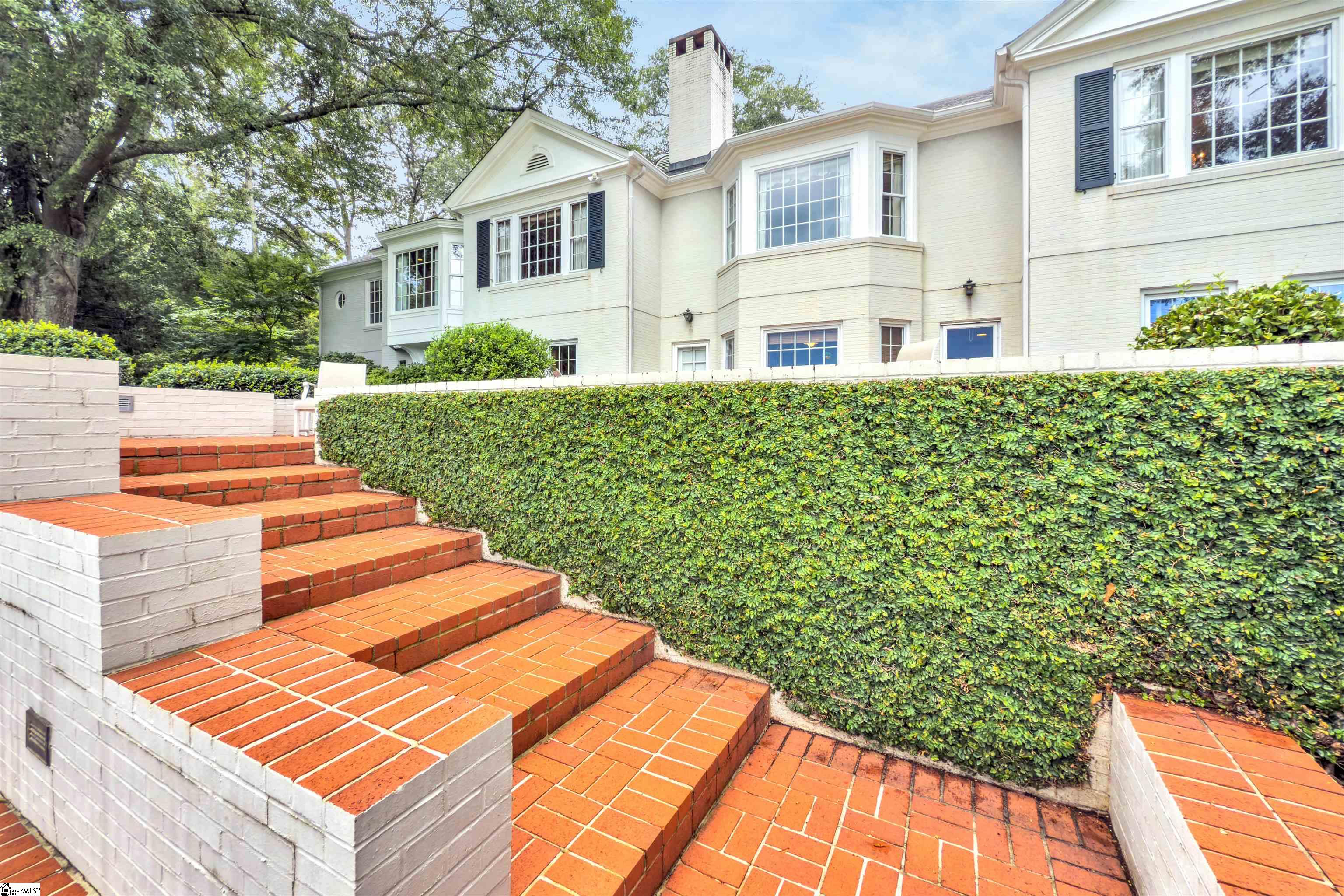 110 E Round Hill Road