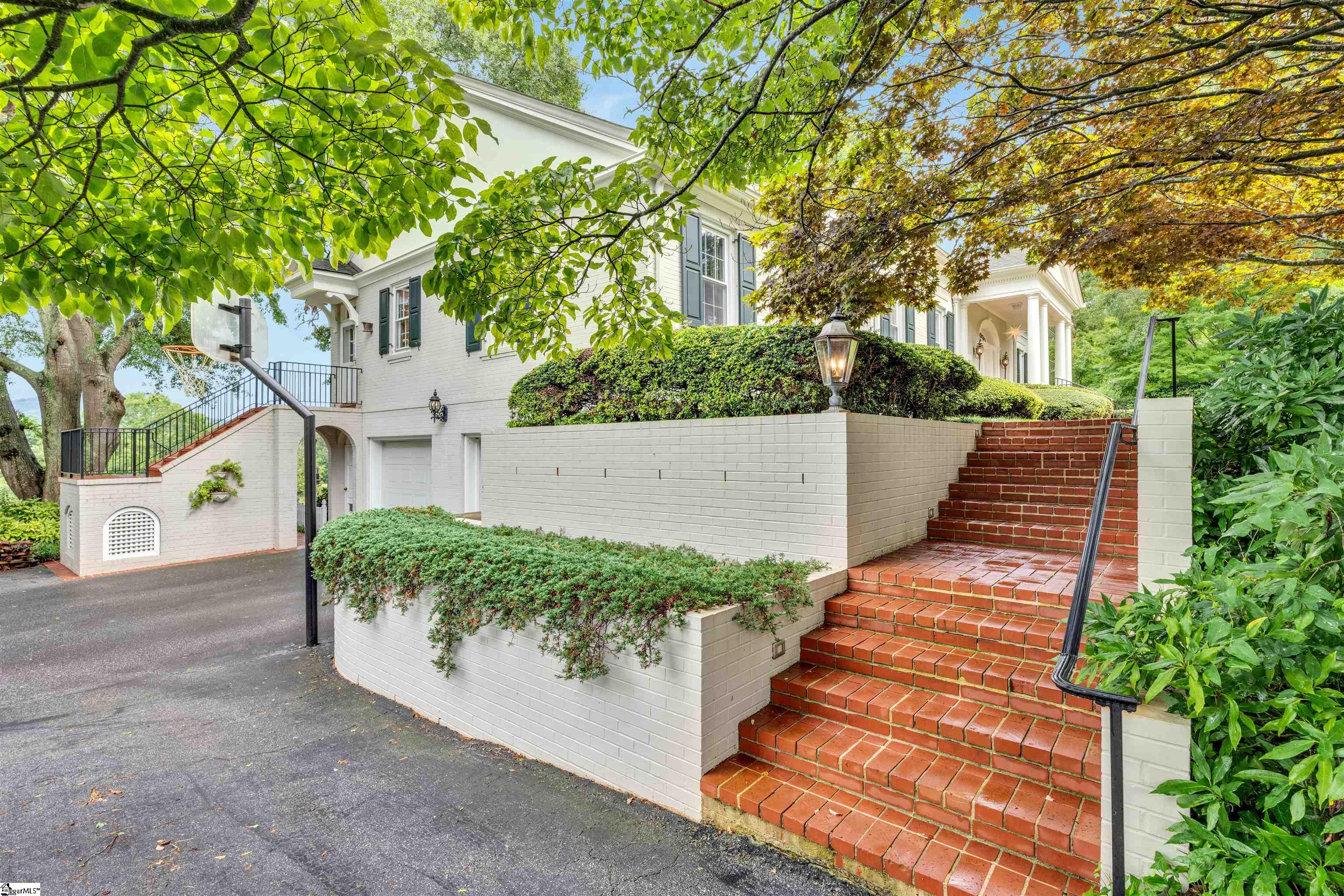 110 E Round Hill Road