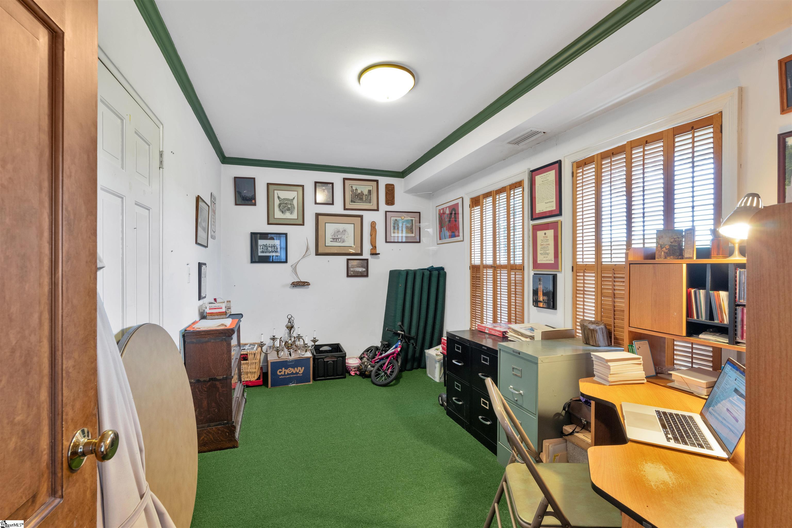 110 E Round Hill Road